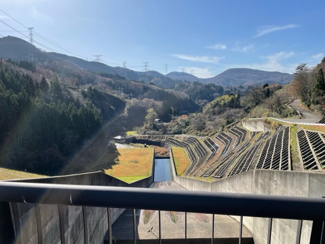 医王ダム放水側