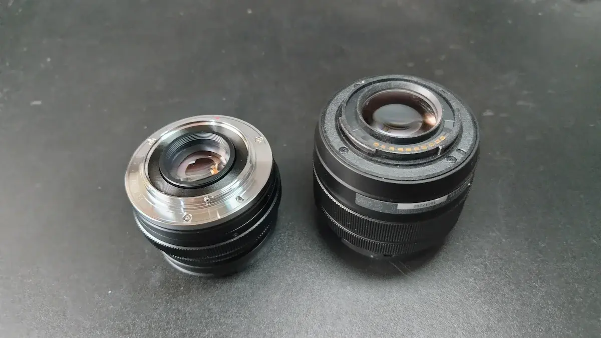 AFとマニュアルの二つのレンズを並べて、電子接点有り無しを比較