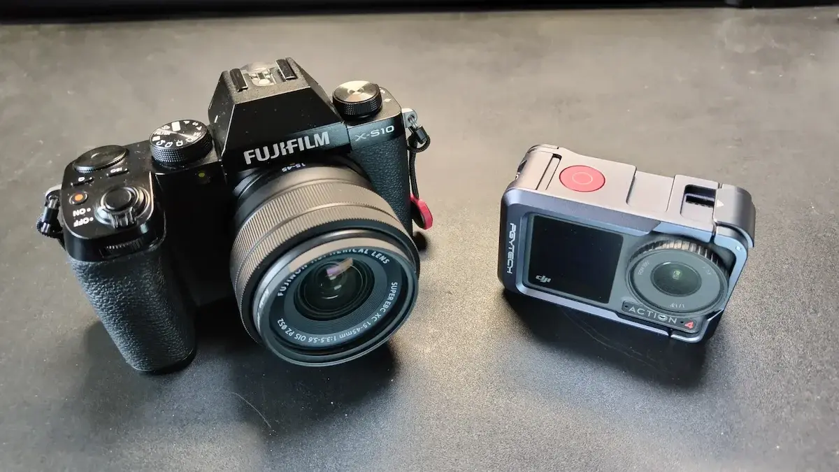 x-s10とaction4のそれぞれの実機を並べている