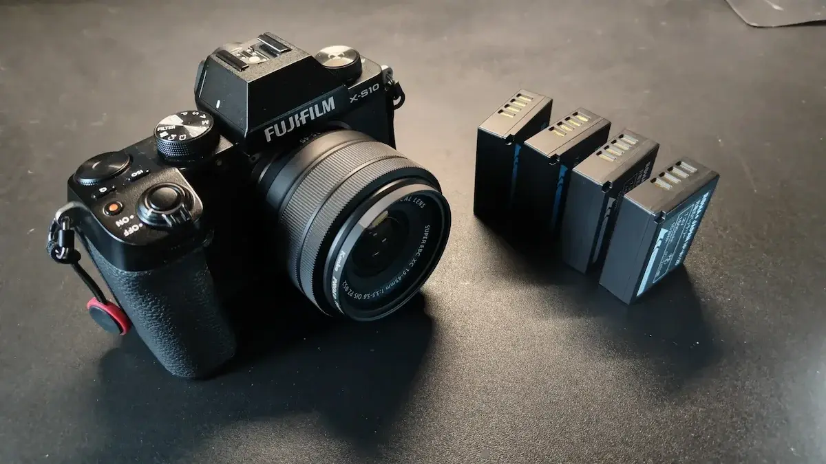 x-s10と予備バッテリー4本を並べてある
