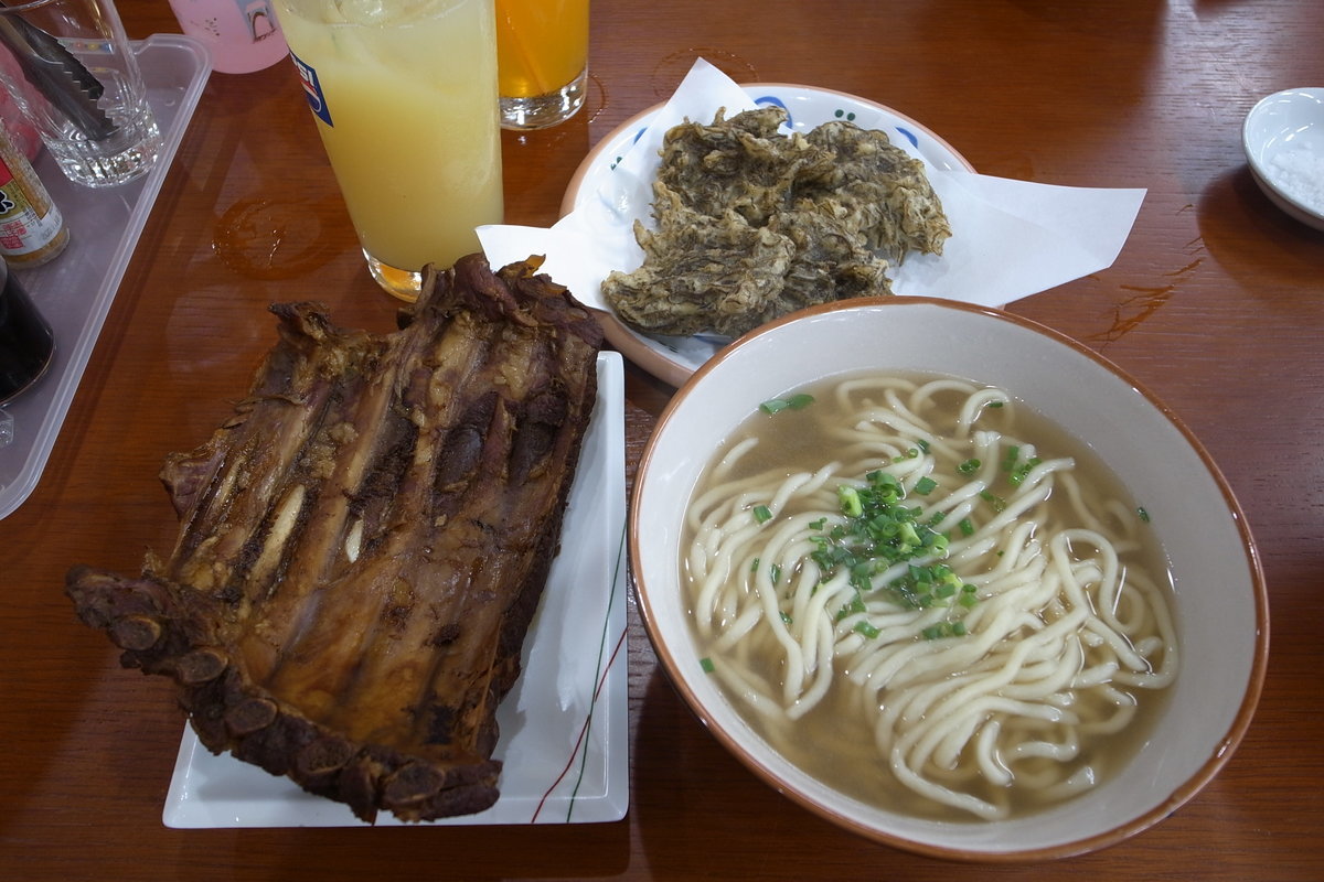 なかま食堂の特大スペアリブ沖縄ソーキそば
