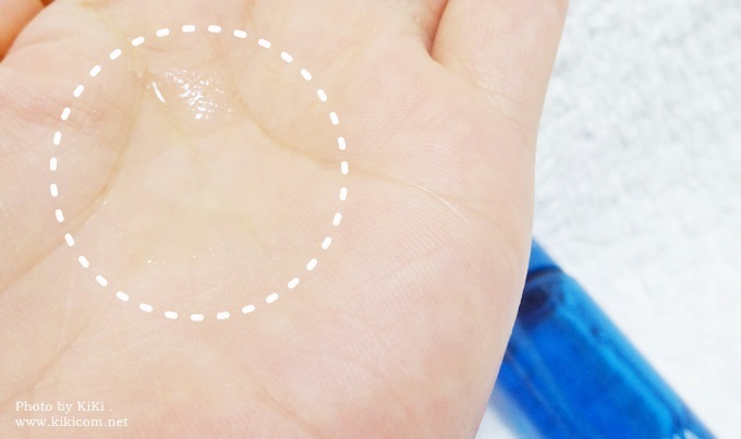サエル トライアルセットの薬用美白化粧水を手に出している