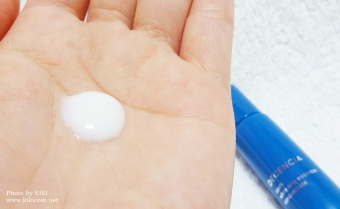 ディセンシア サエル トライアルセットの薬用美白美容液を手に出している
