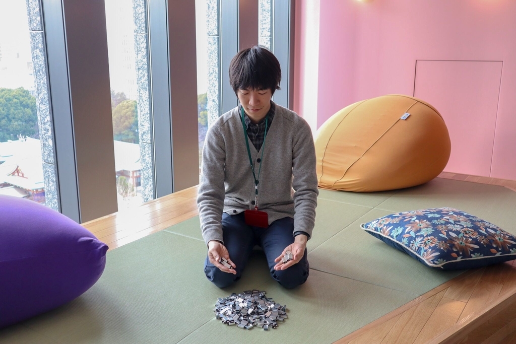 誤発注により大量に届いたmicroUSBコネクタを前に途方に暮れるkikuchy