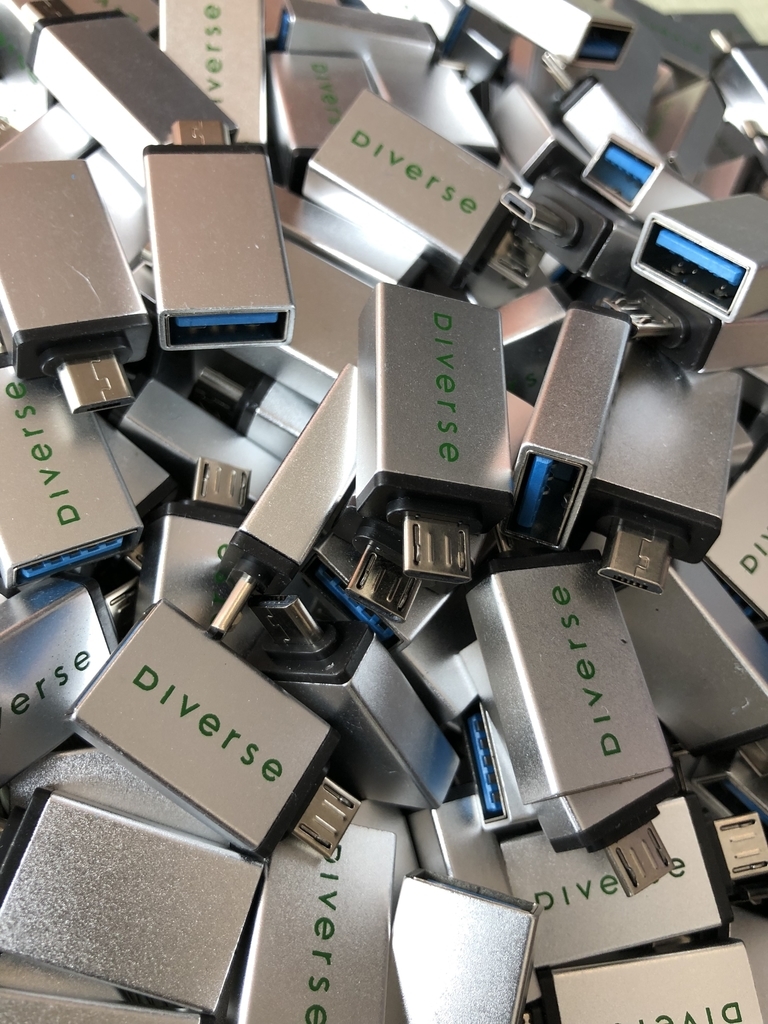 DiverseロゴがまぶしいUSB-A &rarr; microUSBコネクタ
