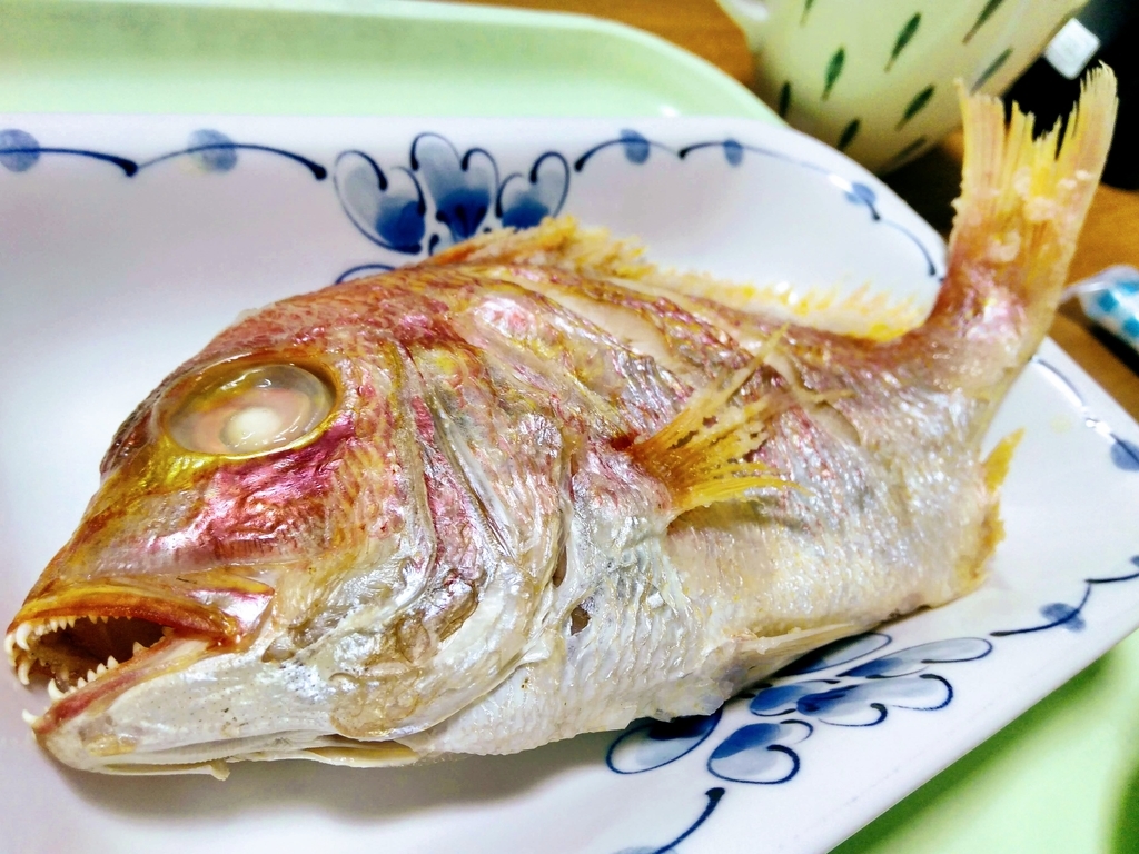 尾頭付きの鯛料理