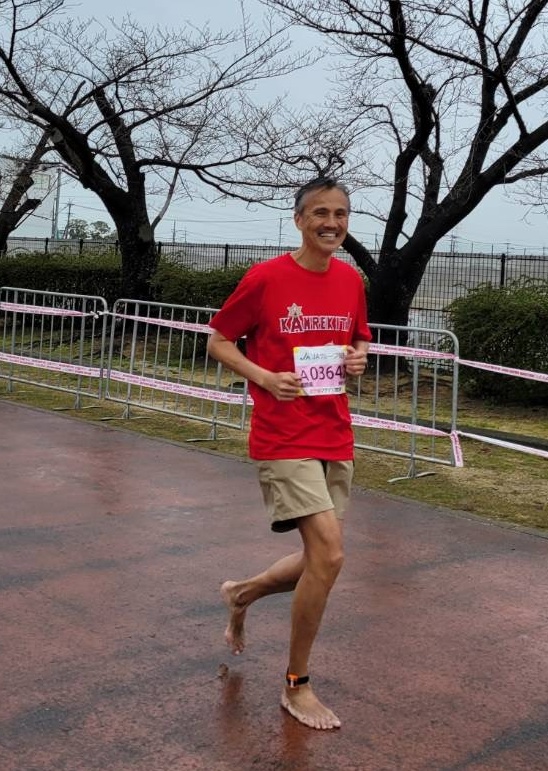 さが桜マラソンを裸足ランニング