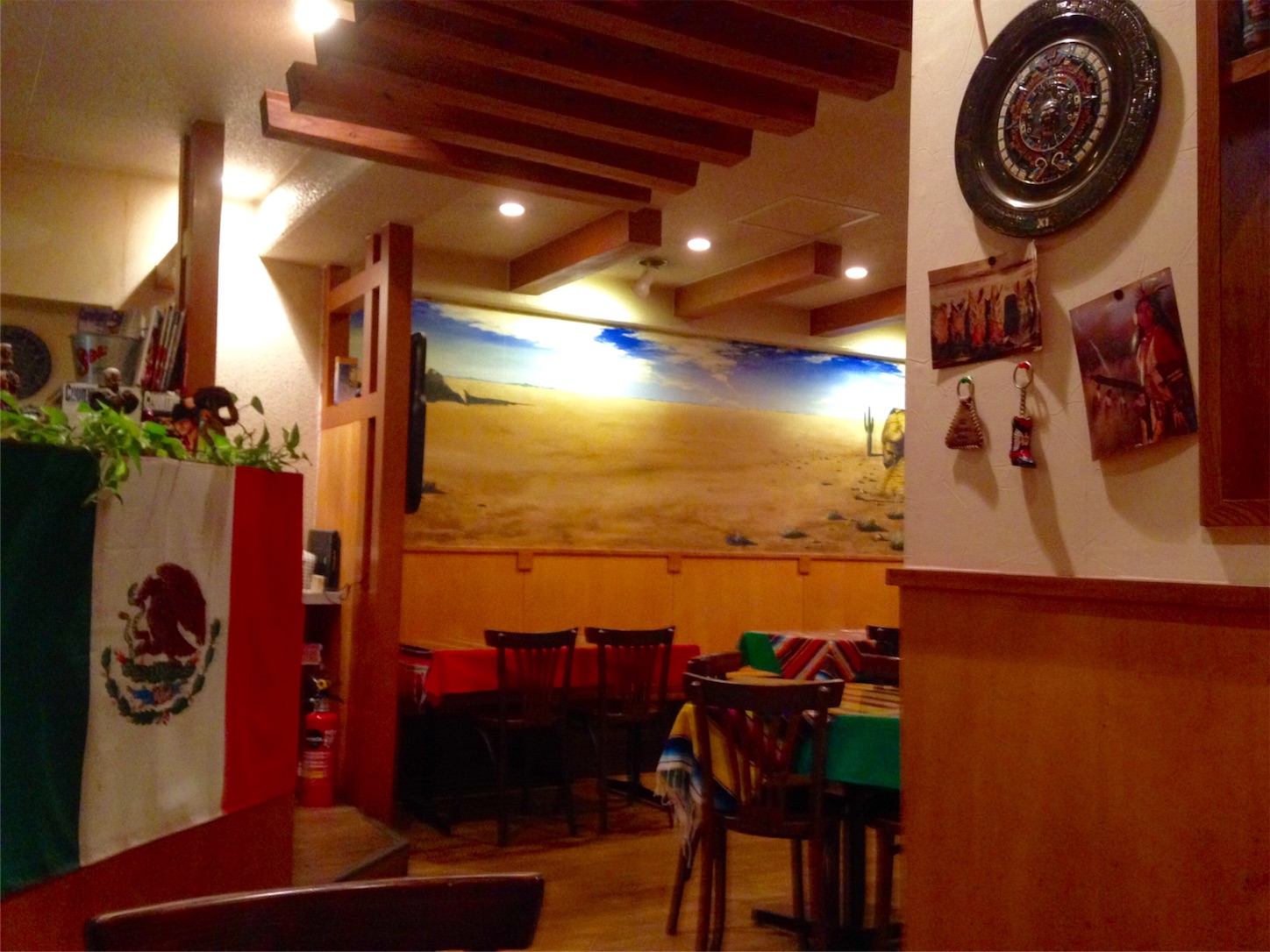 f:id:kimaya:20160710211156j:image チリ・ジョー内装 店内