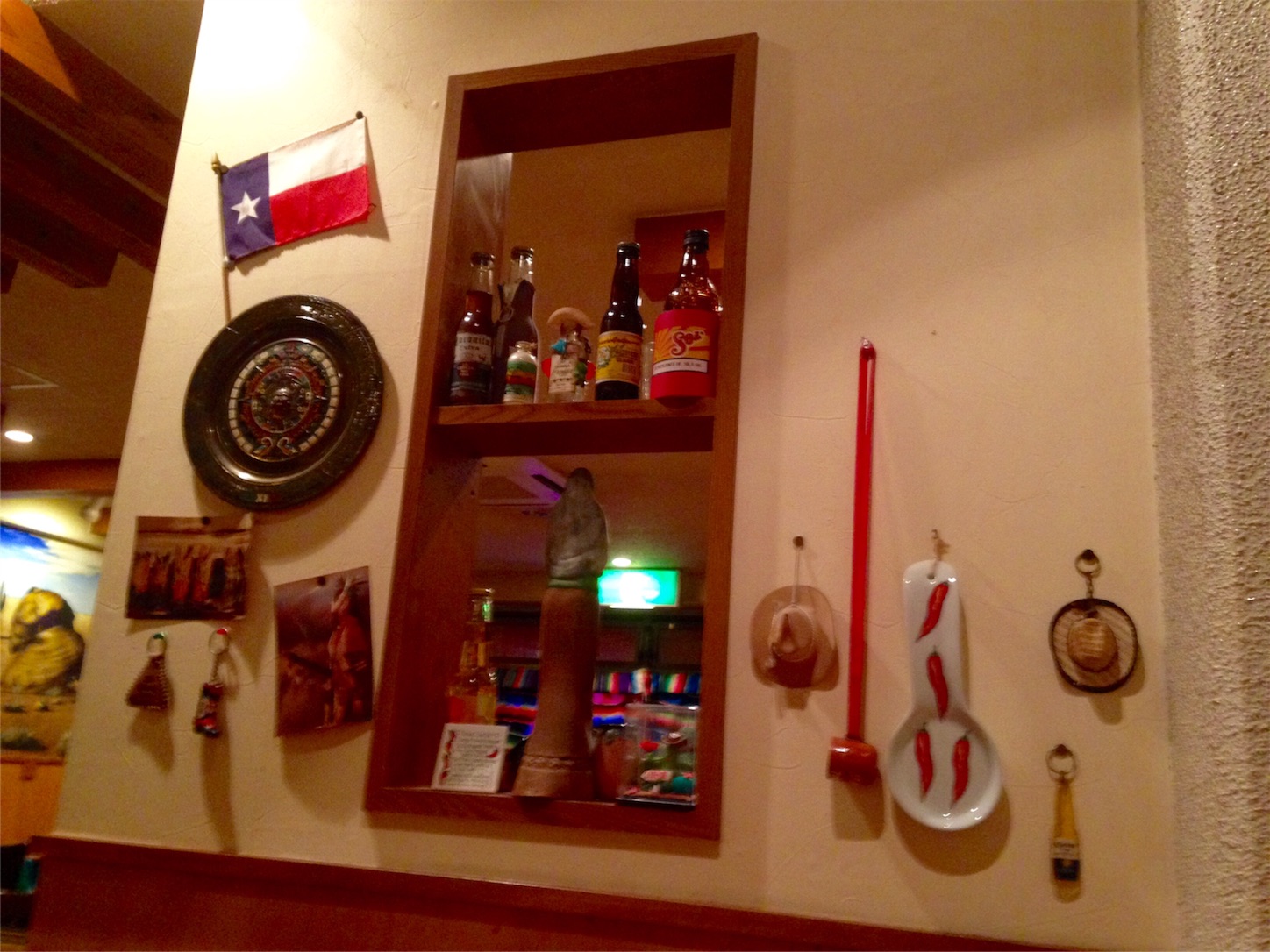 f:id:kimaya:20160710211219j:image チリ・ジョー内装 壁