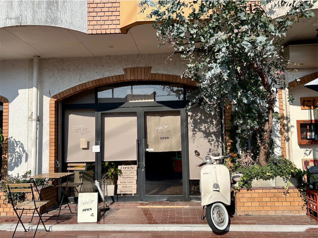 ラリーコーヒーのお店の外観、ベスパが置いてある ラリーコーヒーのお店の外観、ベスパが置いてある