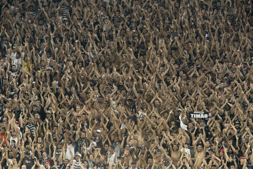 サンパウロのスタジアムにビッグフラッグや太鼓が戻ってくる