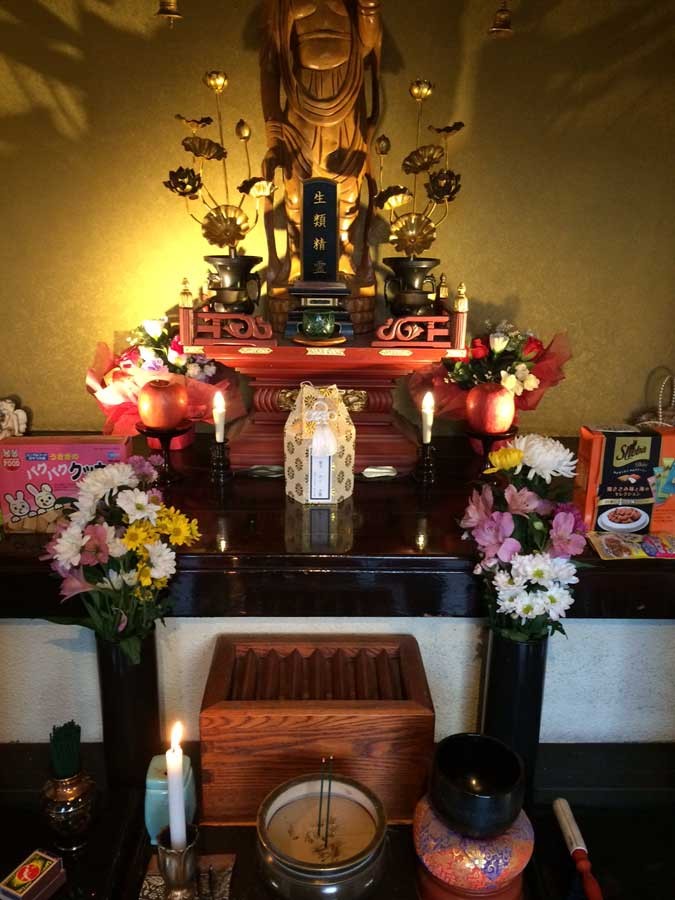 祭壇にあがった骨壺