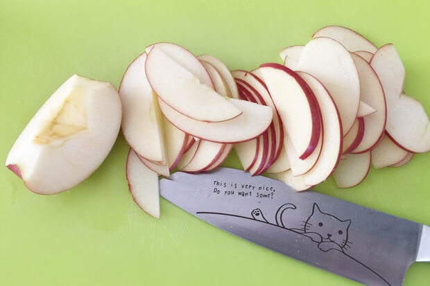 フライパンりんごケーキのりんごの切り方"