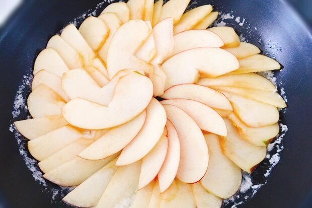 フライパンりんごケーキレシピのりんごの並べ方