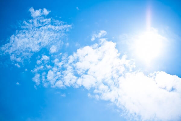 太陽と雲の画像