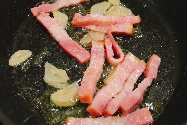 カルボナーラ卵かけご飯のフライパン作り方