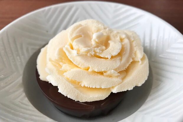 薔薇アイスクリームの水ようかん乗せ