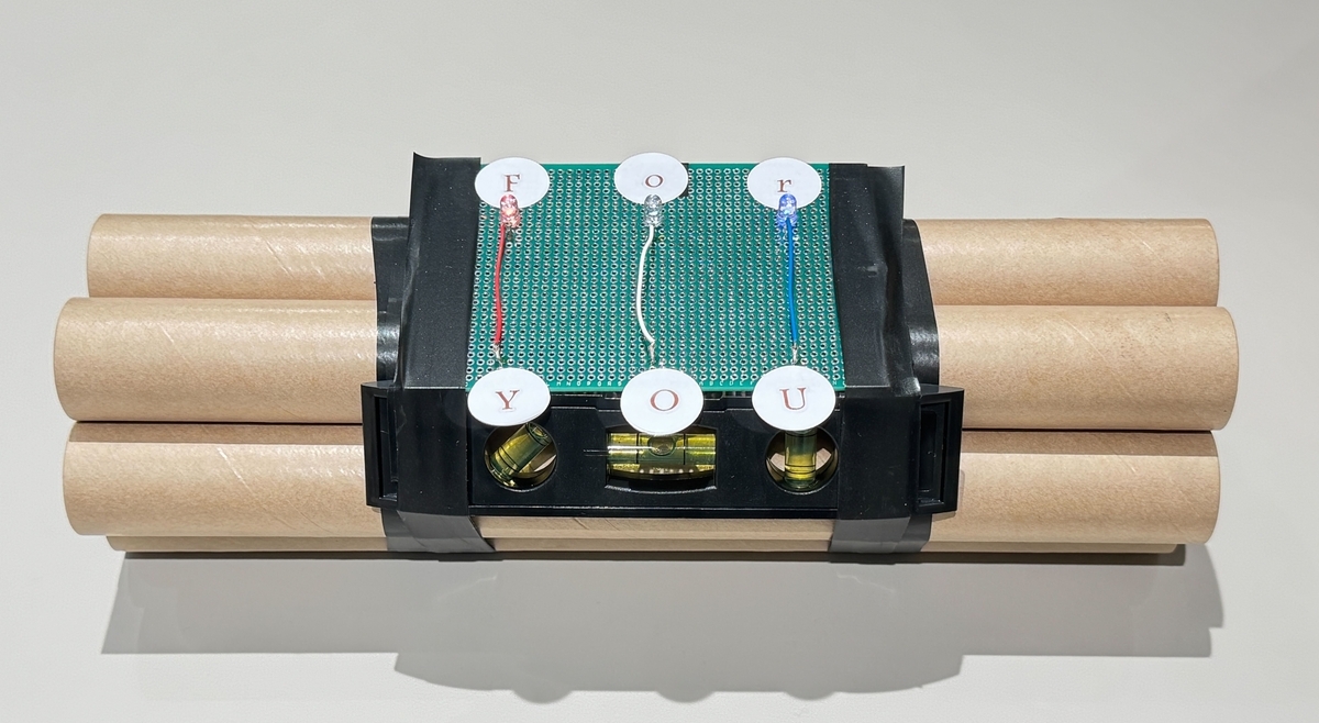 火薬と基板と水平器が揃った爆弾