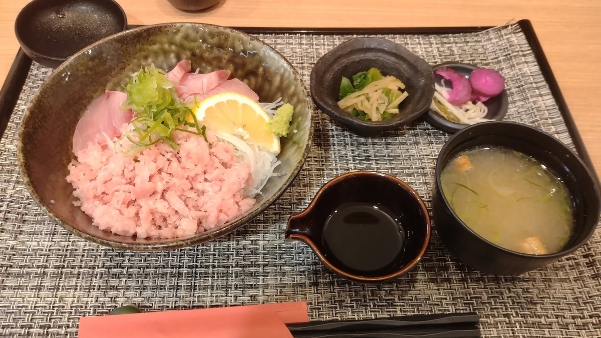 ぶりとネギトロ丼＠岡万（2024年1月24日撮影）