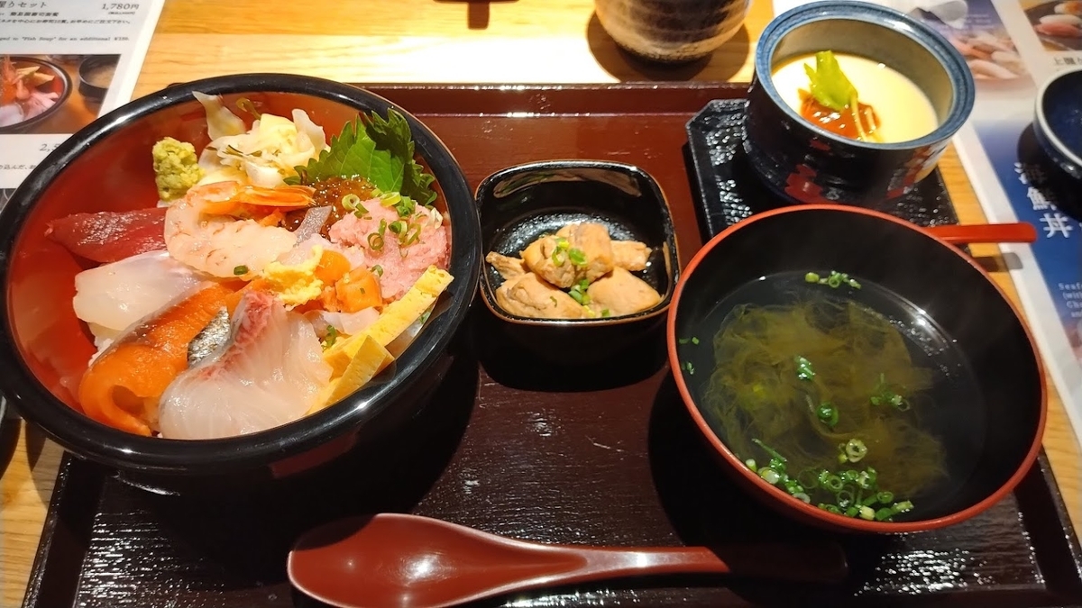 写真　お手軽海鮮バラちらし丼＠とやま鮨 海富山（2024年10月11日撮影）