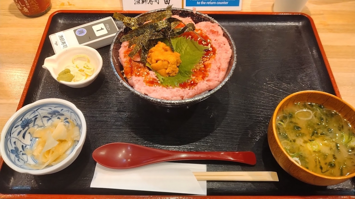 写真　とろトロうに丼＠漁師寿司由（2024年12月26日撮影）