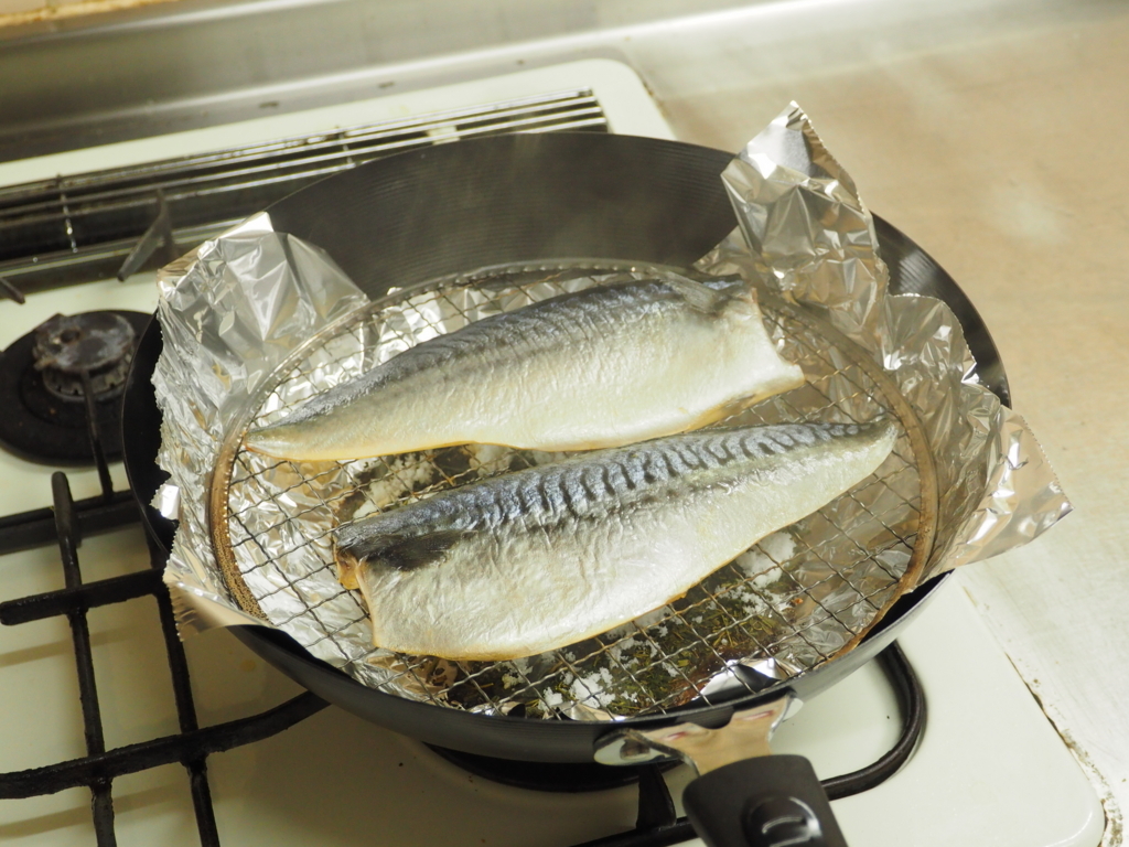 見た目も香りも味も良し 100均グッズで塩鯖の お茶っ葉3分燻製 筋肉料理人 メシ通 ホットペッパーグルメ 見た目も香りも味も良し 100均グッズで塩鯖の お茶っ葉3分燻製 筋肉料理人 メシ通 ホットペッパーグルメ