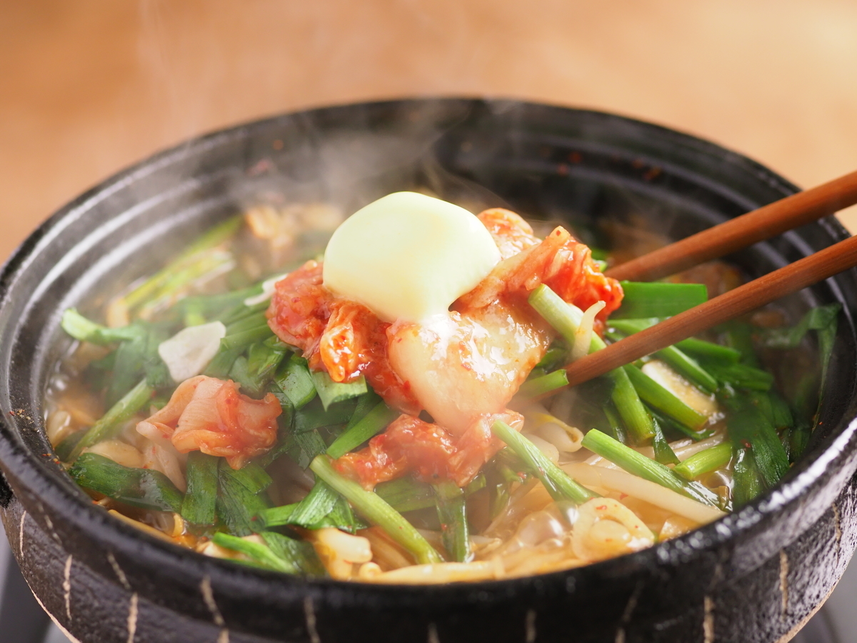 バターの風味が激ウマ たっぷりにらとバターの豚キムチ鍋 をだいたい家にあるもので作る 筋肉料理人 メシ通 ホットペッパーグルメ