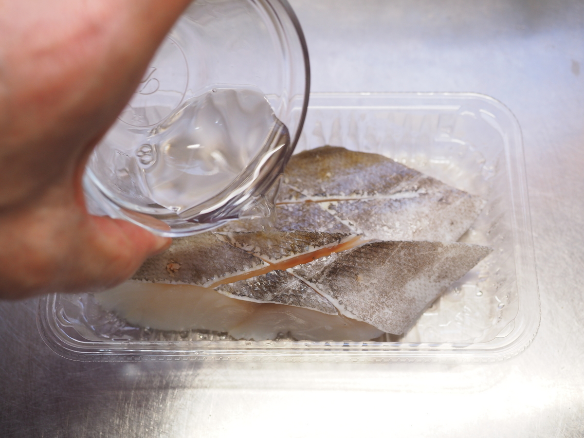 激辛タレとホクホクのたらが酒を呼ぶ レンジまかせの魚料理 たらの酒蒸しよだれ鶏風 筋肉料理人 メシ通 ホットペッパーグルメ