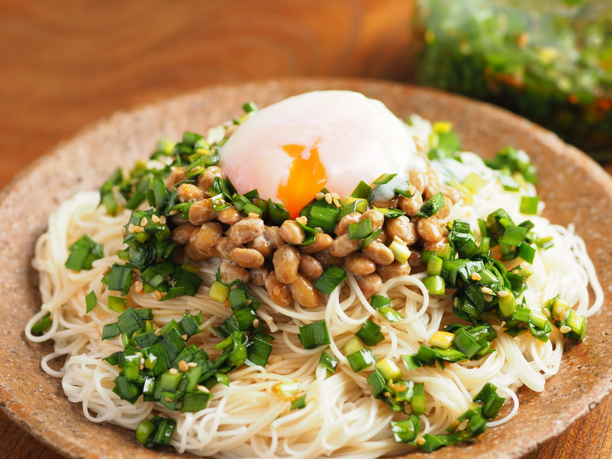 調味料4つで激ウマ 筋肉料理人の 山盛りニラだれそうめん メシ通の冷たい麺 メシ通 ホットペッパーグルメ