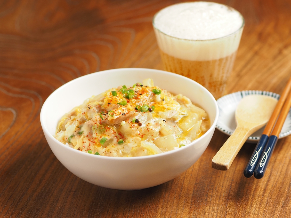 帰宅後10分、包丁ほぼ不要の冬の1人メシ。レンジでとろとろ白菜のツナたまチーズ丼【筋肉料理人】