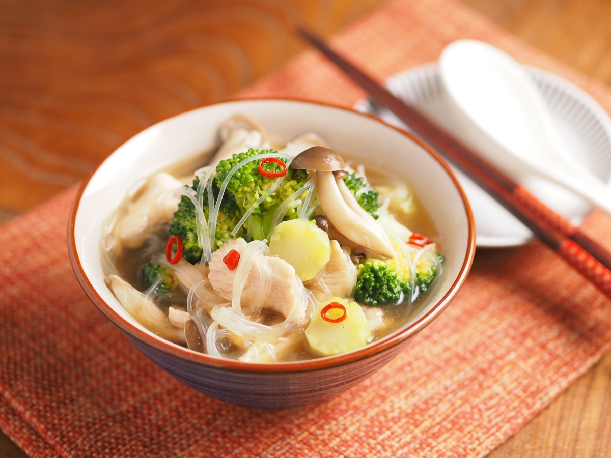 家で作れて、しっかりシビれる「鶏むね肉とブロッコリーの麻辣湯風スープ」【筋肉料理人】