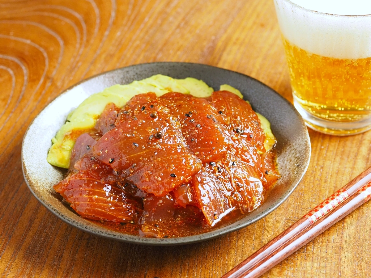マグロの赤身を「七味にんにくオイル」に10分漬け。ご飯にも酒にもめちゃ合う【筋肉料理人】
