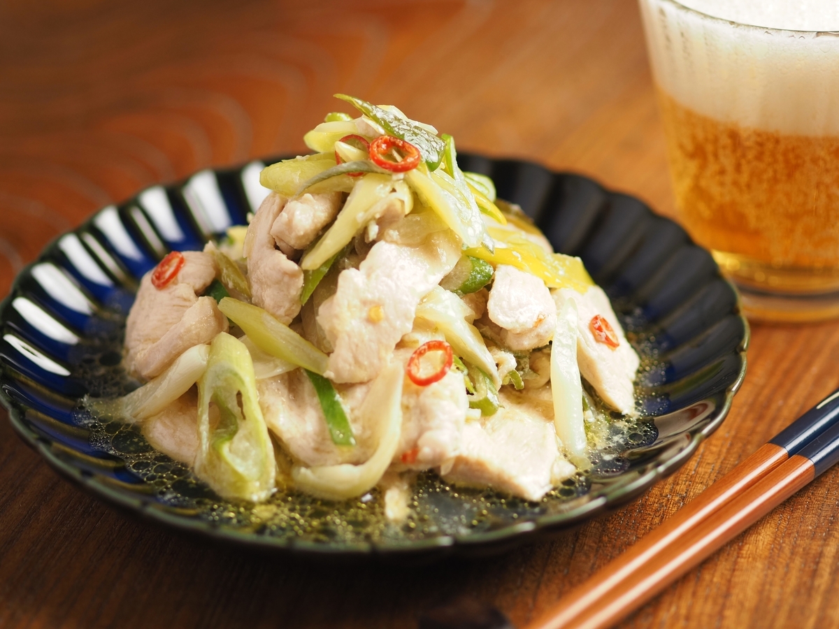 鶏むね肉をオイルで10分、ゆっくり煮る「ねぎ塩コンフィ風」がホロッとウマい【筋肉料理人】