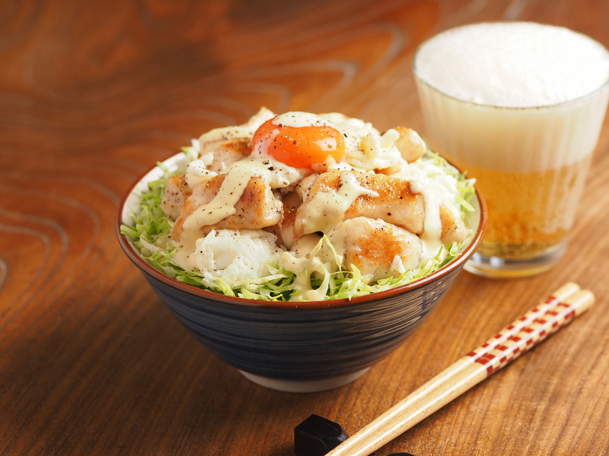 鶏むね肉の1人メシ「塩にんにくチキン丼」ご飯もキャベツもガッツリいける。にんにくマヨ添えがたまらない【筋肉料理人】