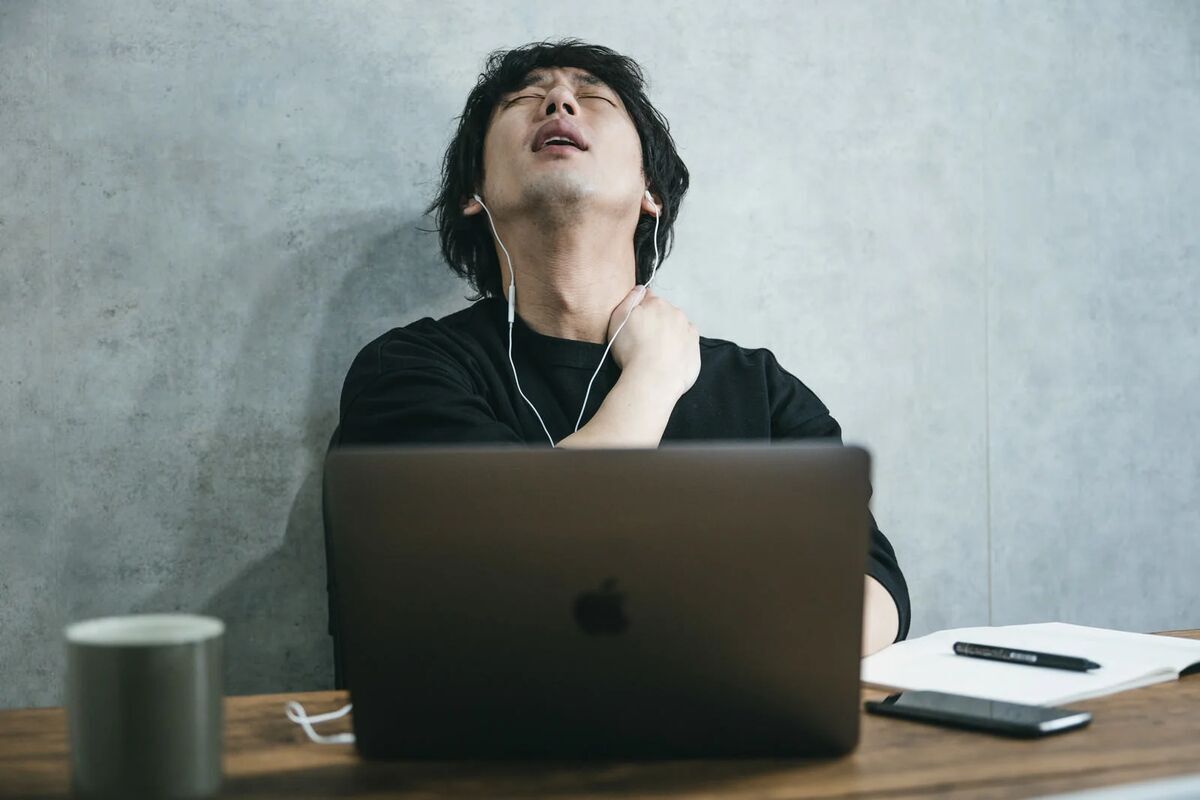 デスクワークで肩を痛める男性