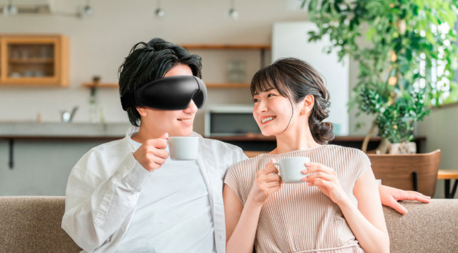 NIPLUXのEMS EYE RELAXを装着しながらの会話を楽しむイメージ画像。