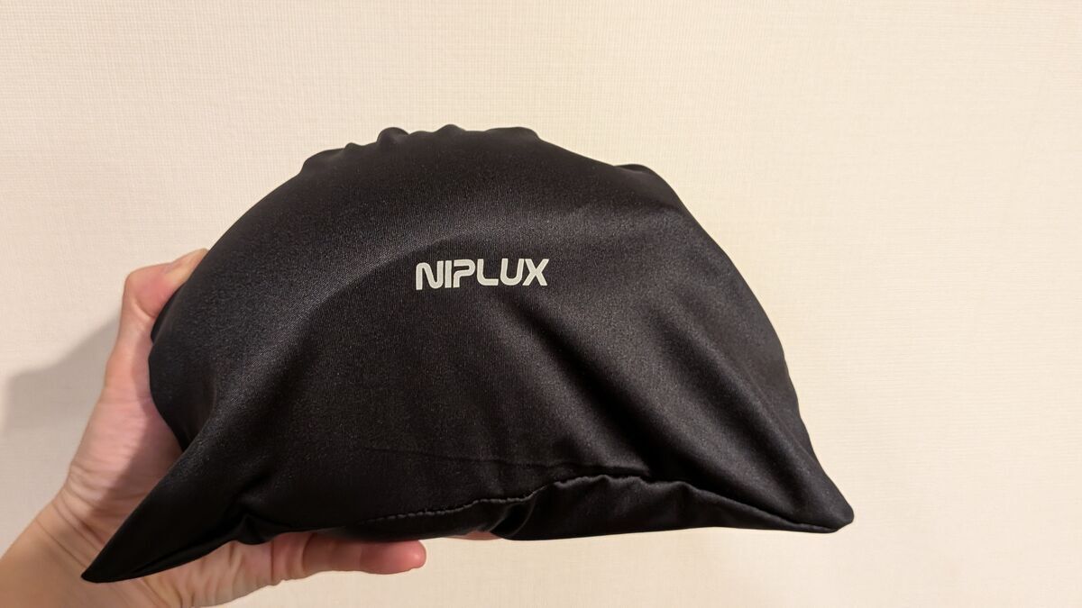 NIPLUXのEMS EYE RELAXの付属の袋にアイマスクを収納してみた画像。丁寧にラッピングされており、直接相手に発送しても安心のクオリティであることがわかる画像。