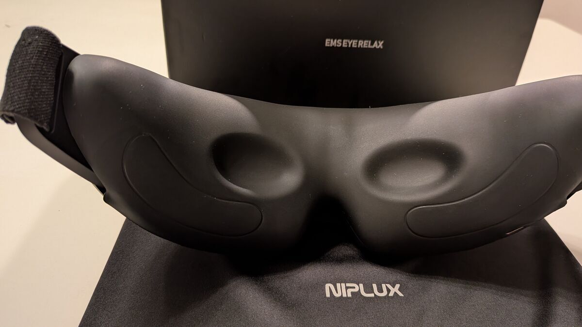 NIPLUX EMS EYE RELAXのアイマスク内側がわかる写真。