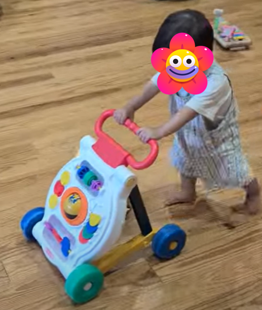 手押し車を楽しむ1歳3か月の男児の写真