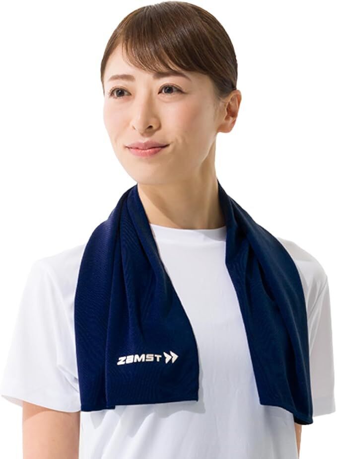 首に紺色のクーリングタオルをかけた笑顔の女性