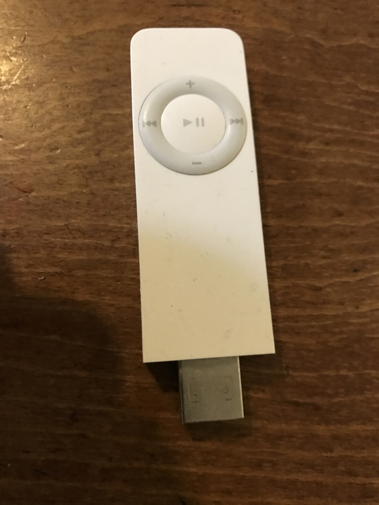 掃除してたら懐かしいモノがでてきた - 初代iPod shuffle 掃除してたら懐かしいモノがでてきた - 初代iPod shuffle