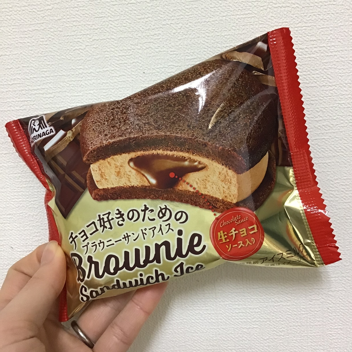 新商品レポ 森永 チョコ好きのためのブラウニーサンドアイス 続 筋トレおかんのもぐもぐ日記