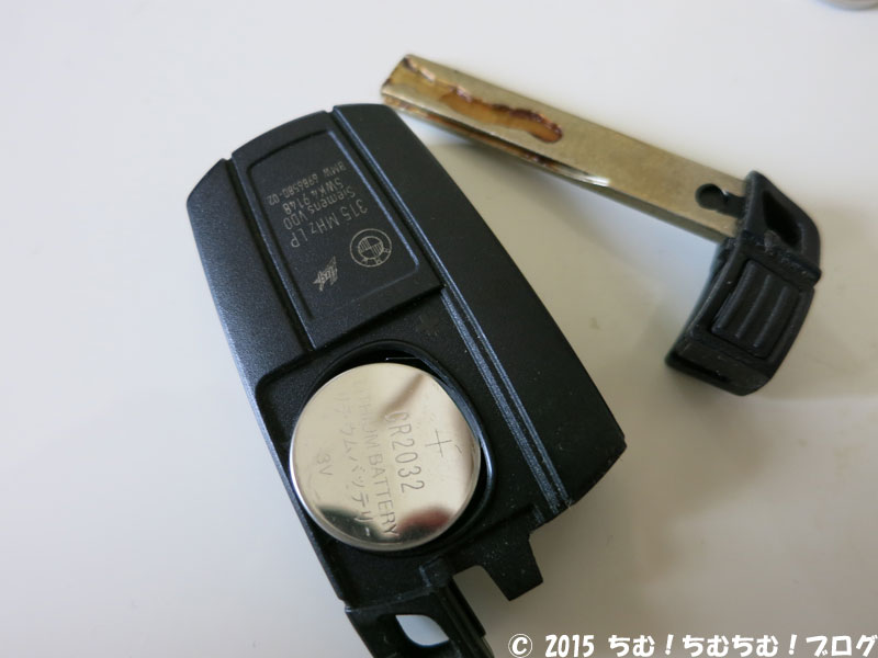 ボタン電池が見えたところ