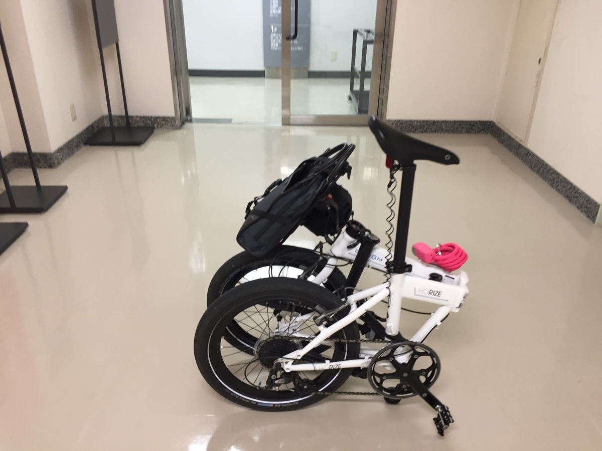 私は自転車で会社に行きます