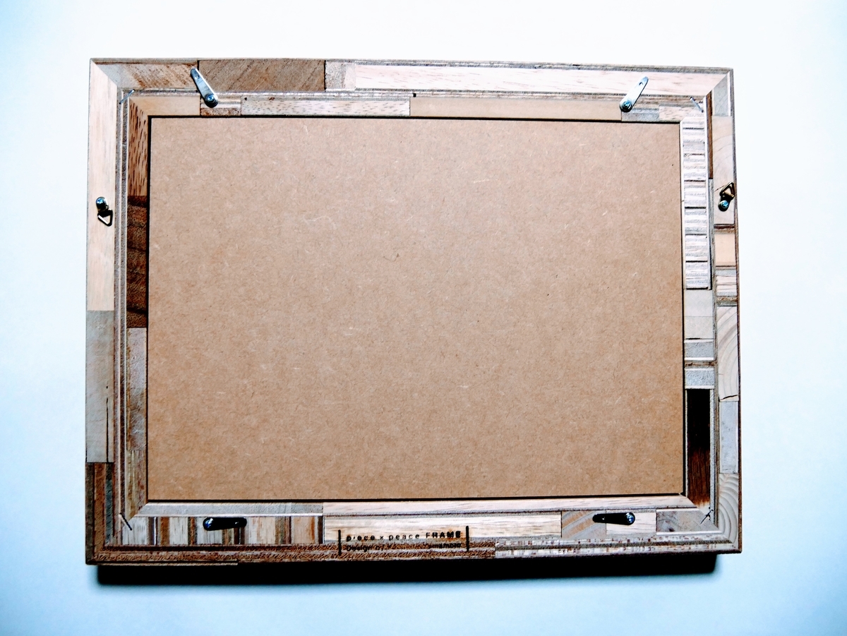 存在感抜群のフォトフレーム。「piece×peace FRAME」で子供の絵もアートに。 DOOR