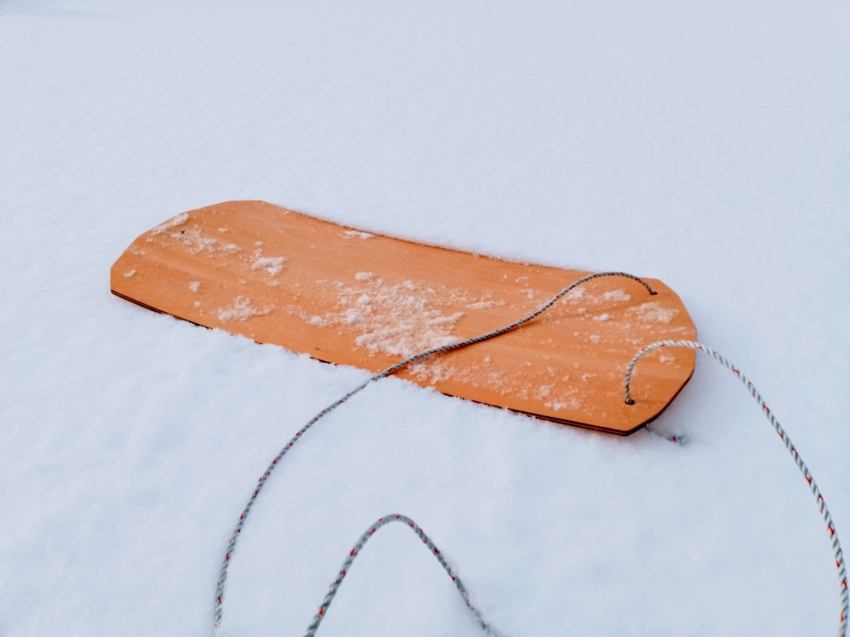 雪板兼子供用のソリをdiy 持ち運びしやすく 大人も子供も楽しめます Door
