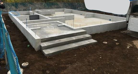 基礎の外枠取れました。