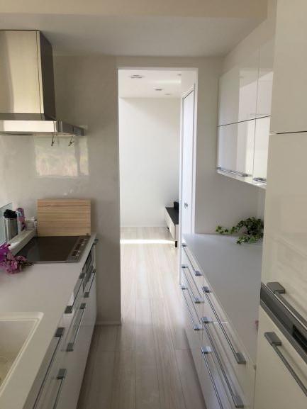 キッチンカウンター内を抜けリビング