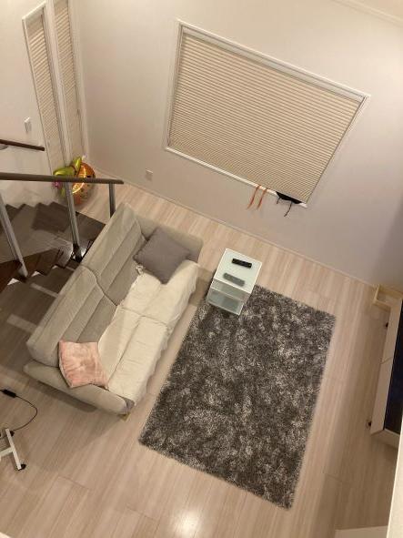 吹き抜けとラグ