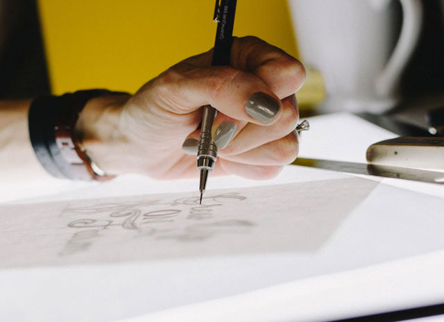 イラストを描いているところ